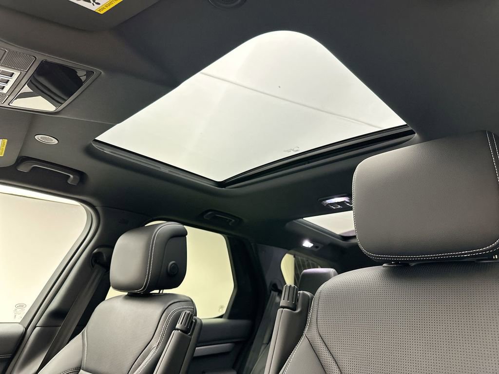 Certified 2025 Land Rover Discovery Dynamic SE AWD/4WD image 9