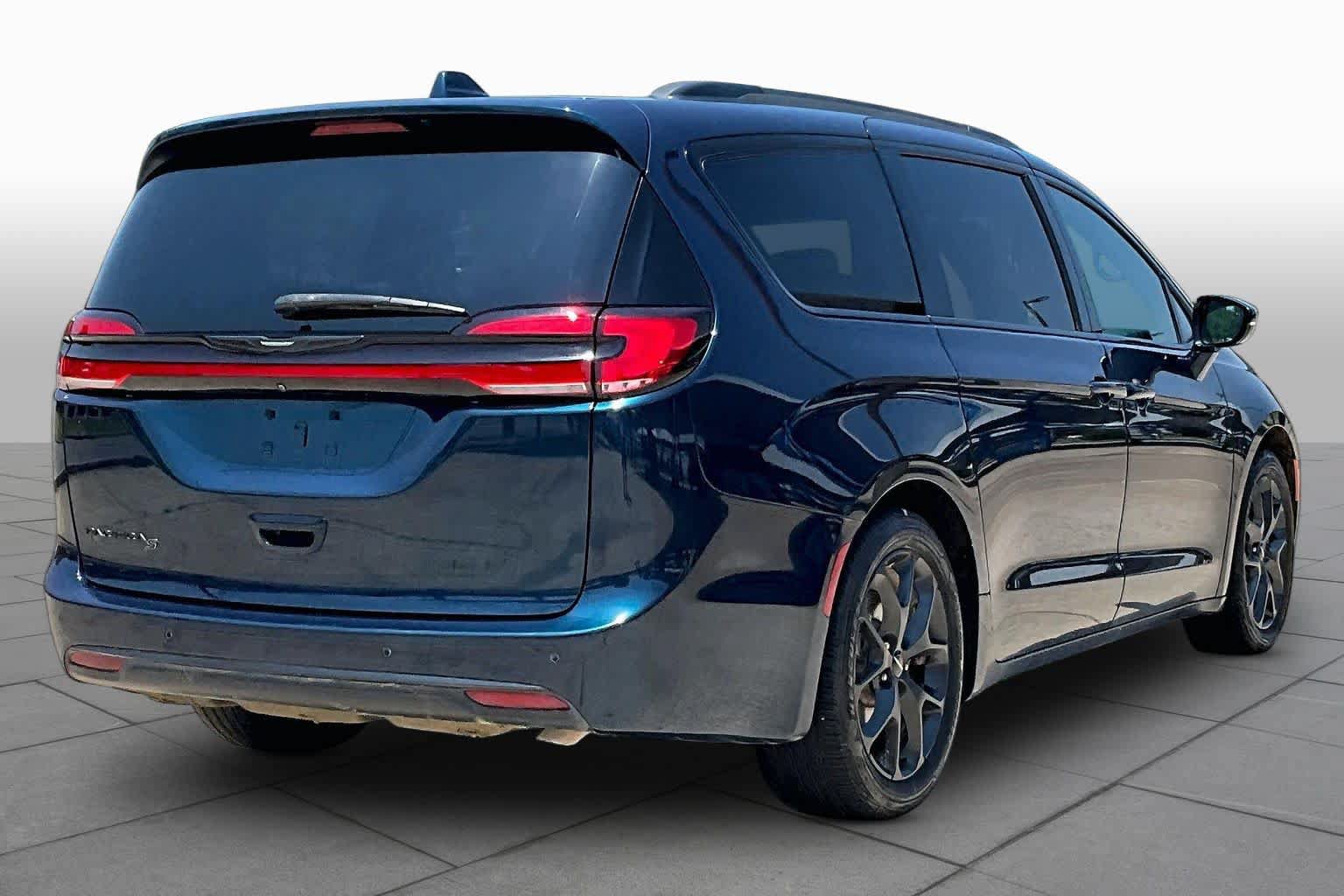 Used 2021 Chrysler Pacifica Touring w/ S Appearance Package FWD image 12