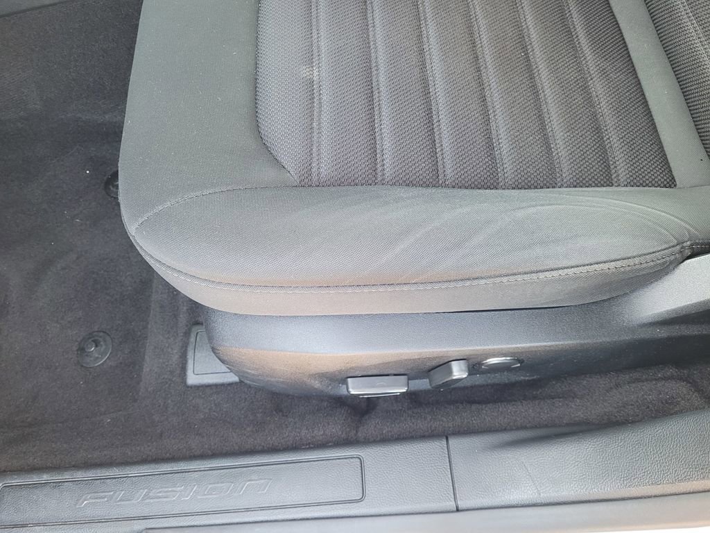 Used 2020 Ford Fusion SE image 27