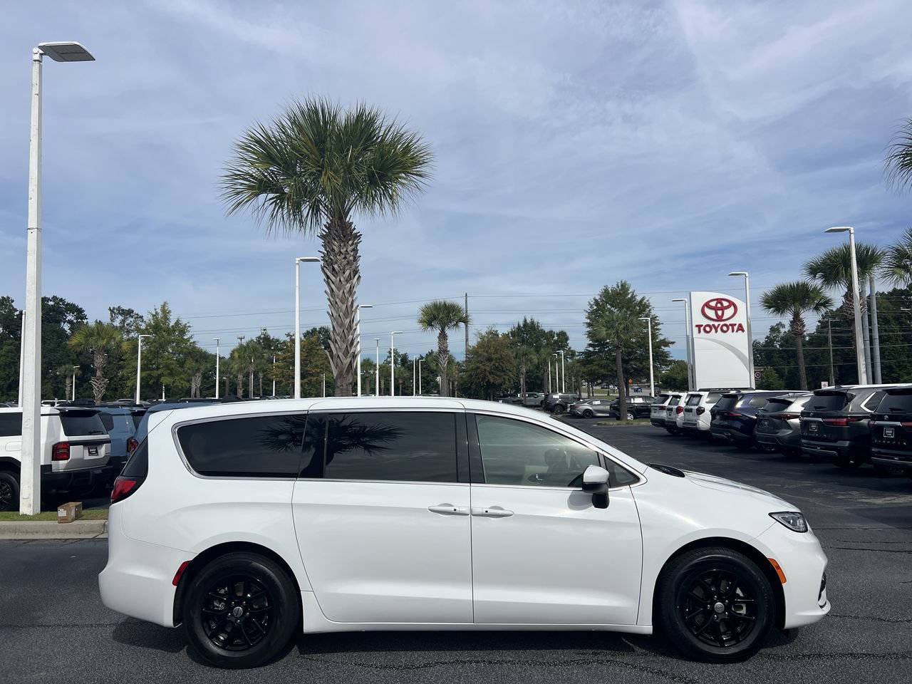 Used 2023 Chrysler Pacifica Touring-L FWD image 11