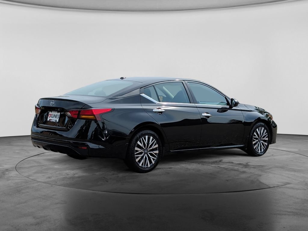 Used 2025 Nissan Altima 2.5 SV FWD image 7