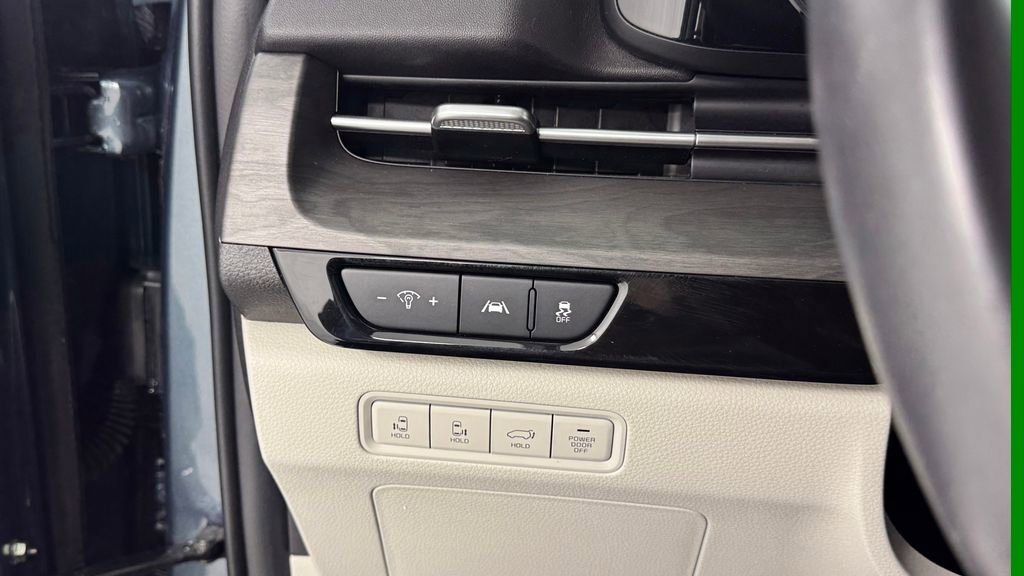 Used 2024 Kia Carnival EX FWD image 33