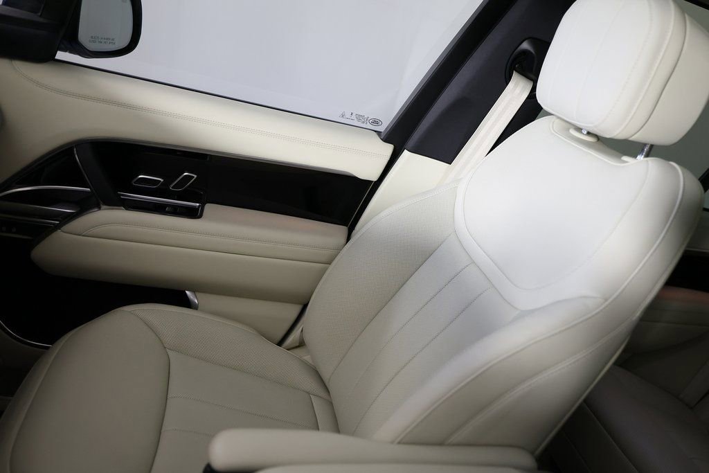Used 2025 Land Rover Range Rover SE image 38