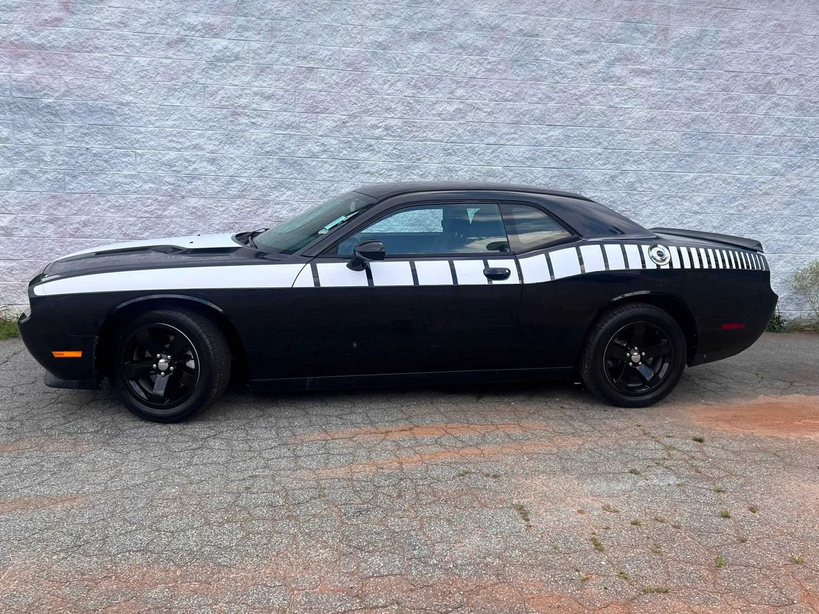 Used 2014 Dodge Challenger SXT RWD image 16