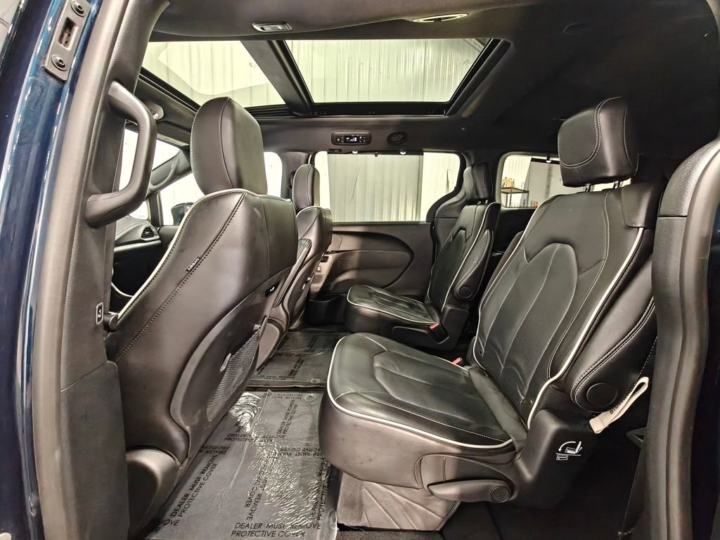 Used 2025 Chrysler Pacifica Limited image 31