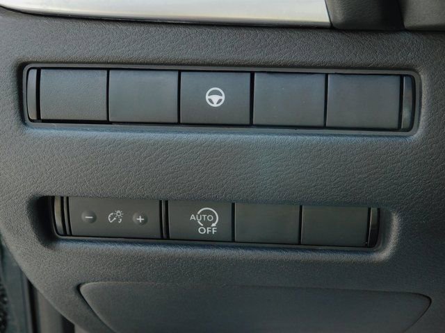 Used 2023 Nissan Rogue SV image 15