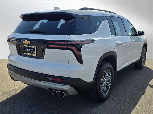 Used 2025 Chevrolet Traverse LT AWD/4WD image 3