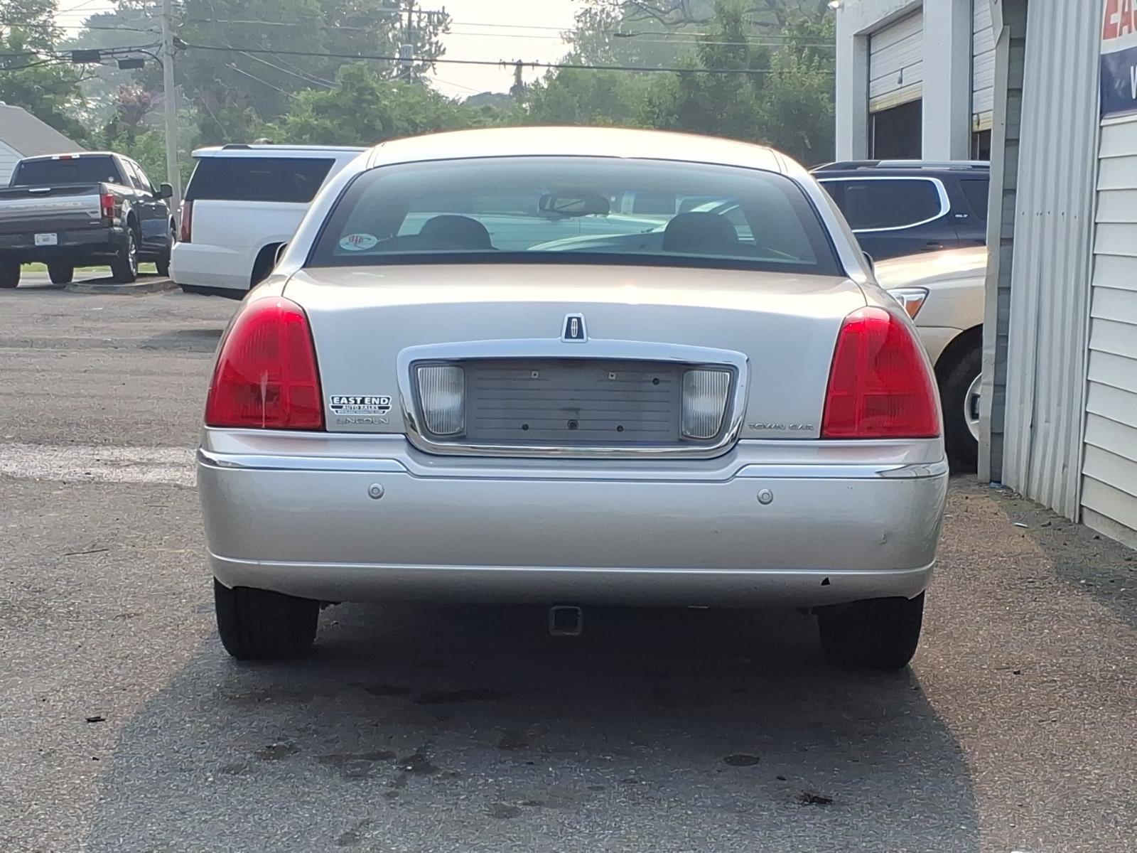 Used 2004 Lincoln Town Car Ultimate RWD image 4