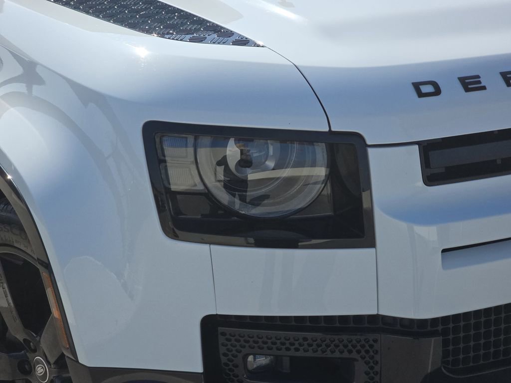 Used 2025 Land Rover Defender 90 X-Dynamic SE image 32