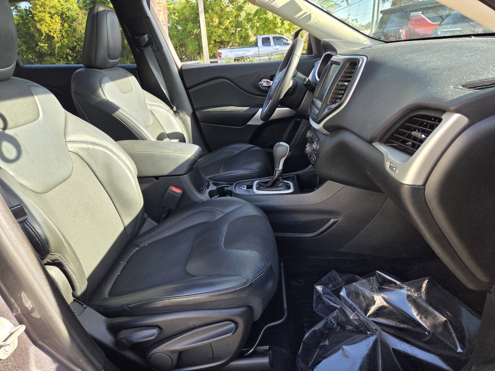 Used 2018 Jeep Cherokee Latitude Plus w/ Comfort/Convenience Group FWD image 17