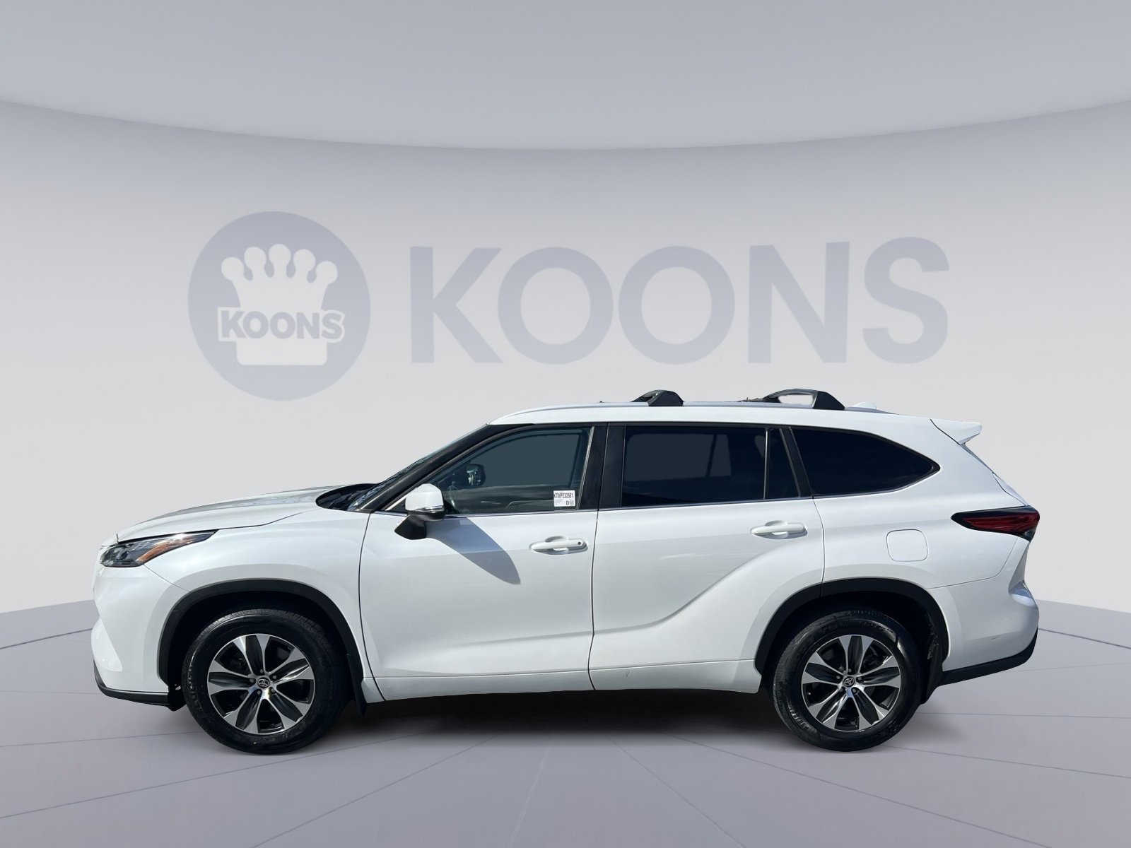 Used 2023 Toyota Highlander XLE AWD/4WD image 2