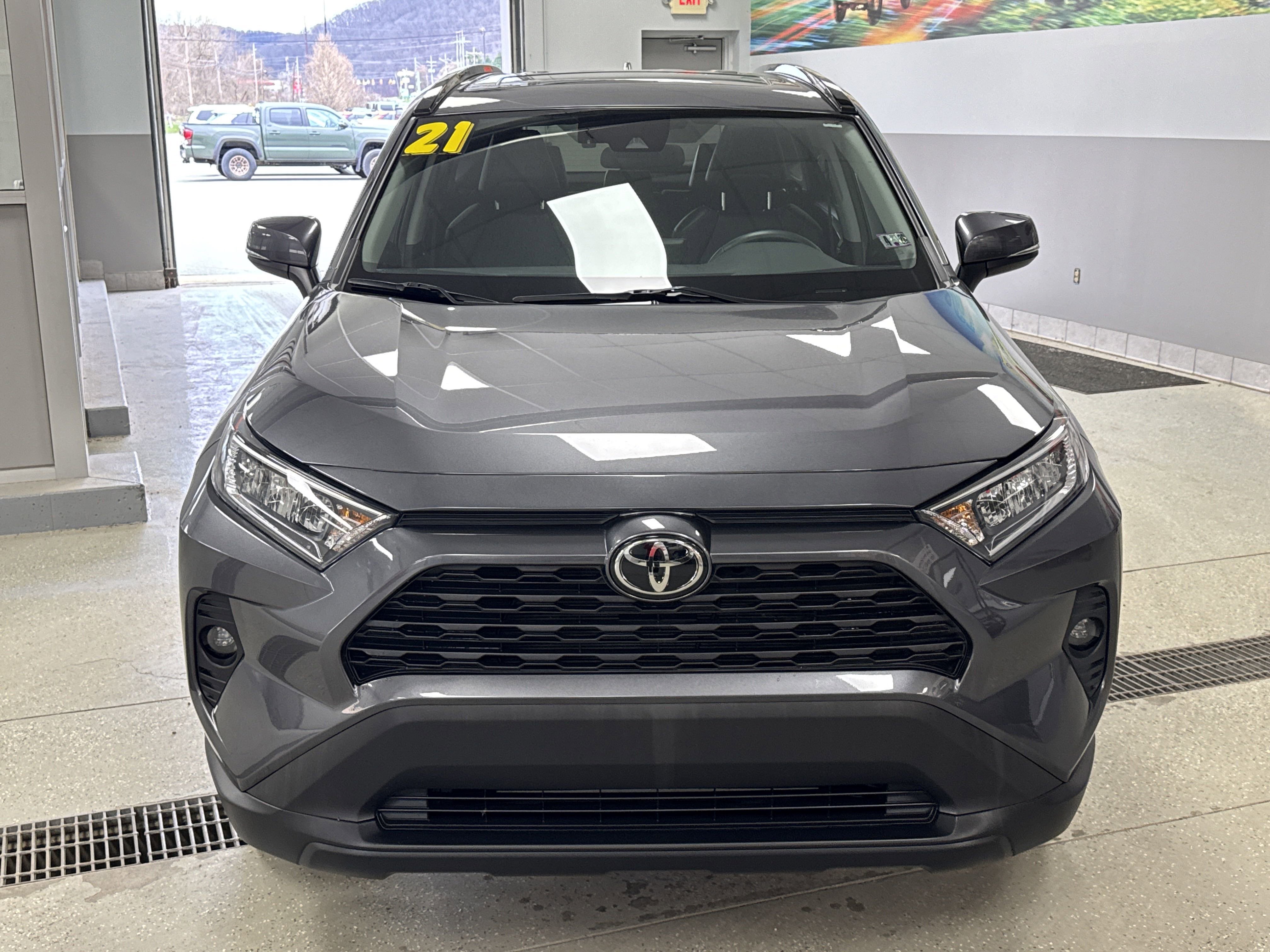 Used 2021 Toyota RAV4 XLE Premium image 8