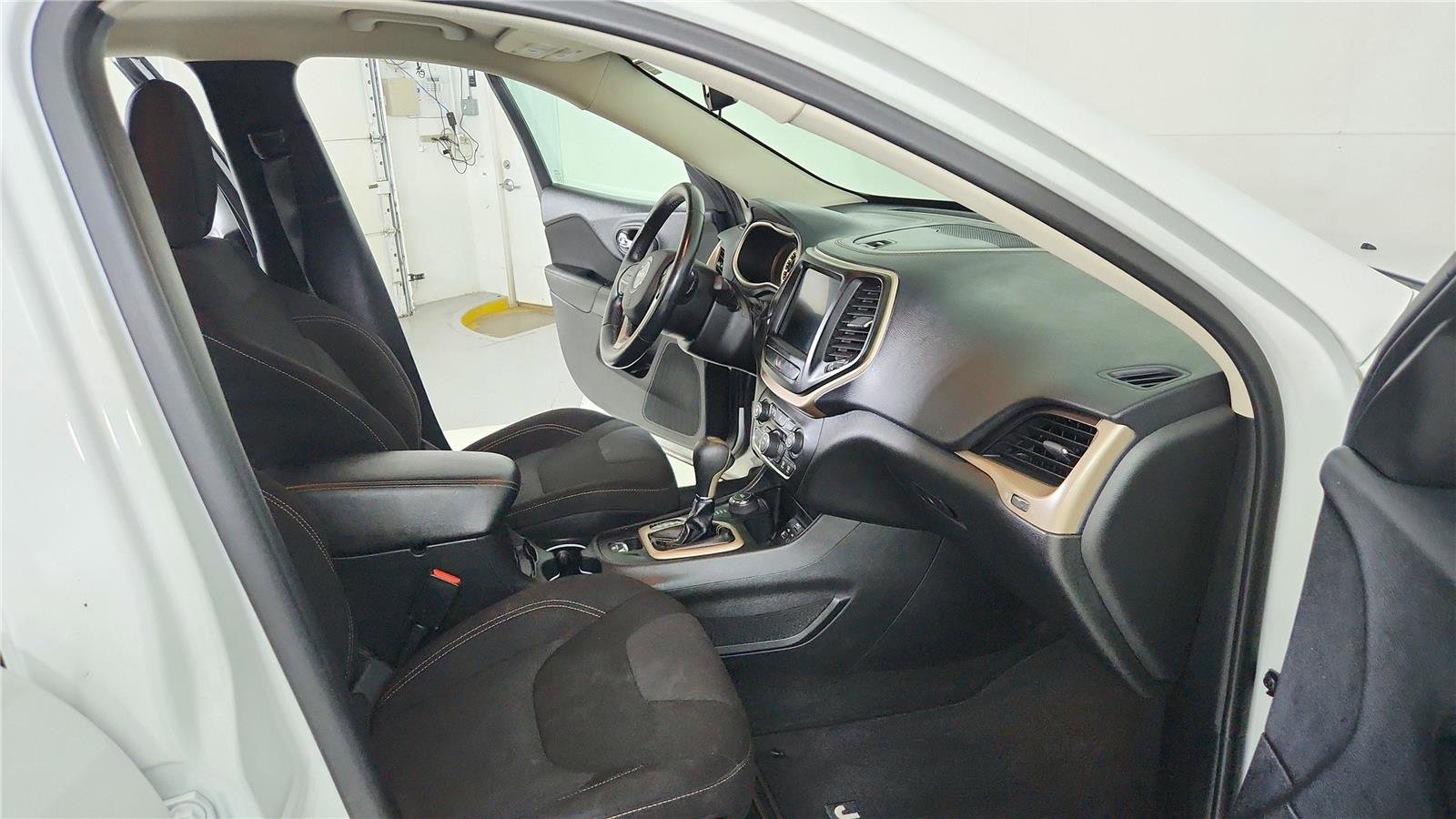 Used 2016 Jeep Cherokee Latitude w/ Comfort & Sound Group AWD/4WD image 20