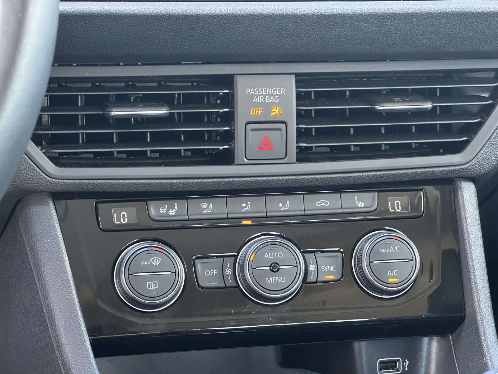 Used 2019 Volkswagen Jetta SEL w/ Cold Weather Package FWD image 19