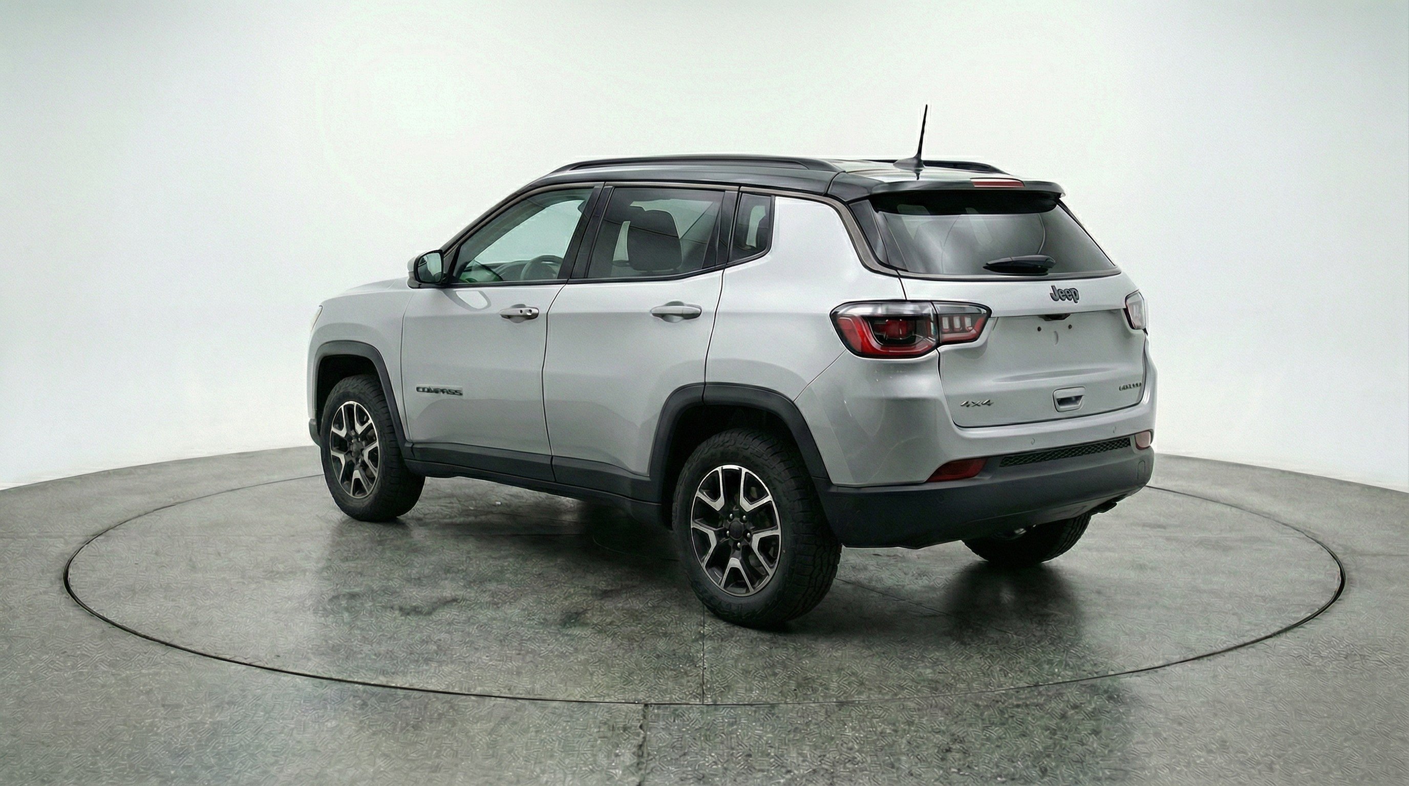 Used 2025 Jeep Compass Trailhawk AWD/4WD image 6