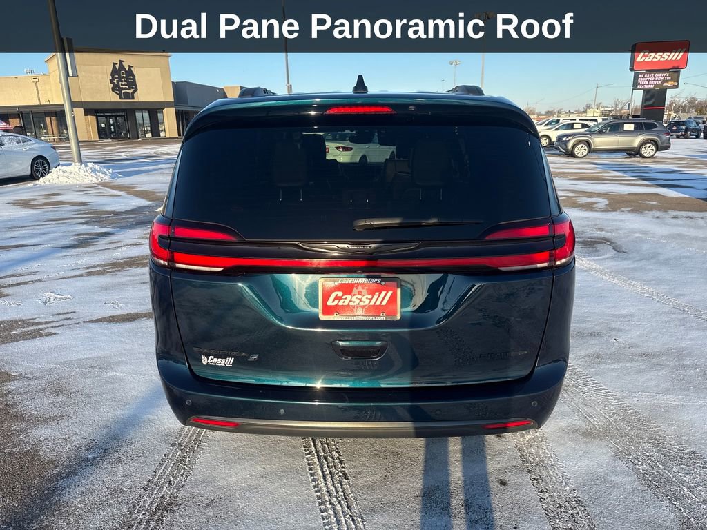 Used 2025 Chrysler Pacifica Limited image 5