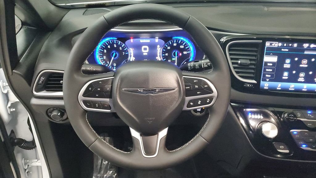 Used 2025 Chrysler Voyager LX image 26