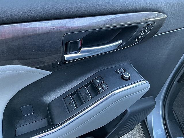 Used 2023 Toyota Highlander Limited image 17