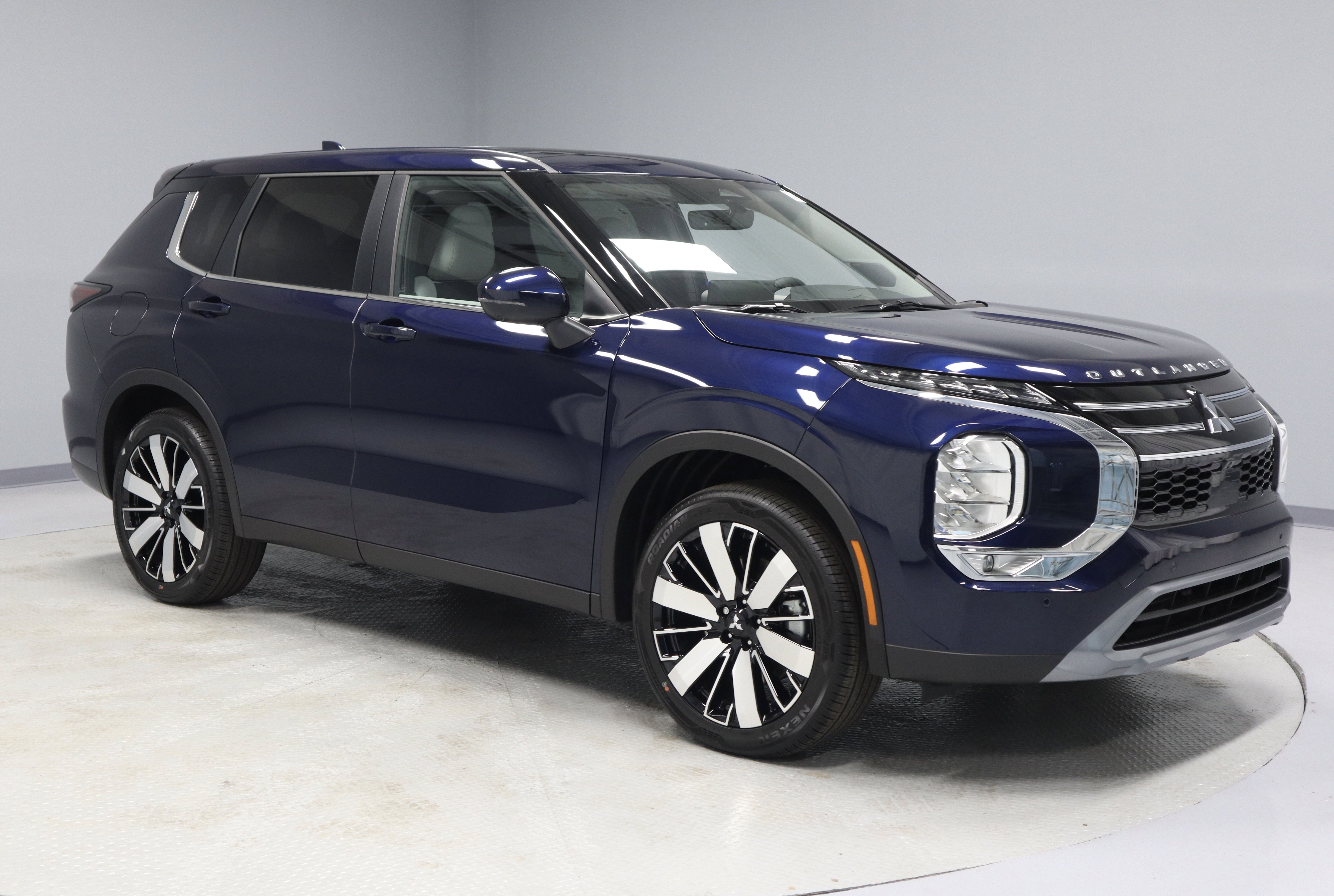 New 2025 Mitsubishi Outlander SE image 2