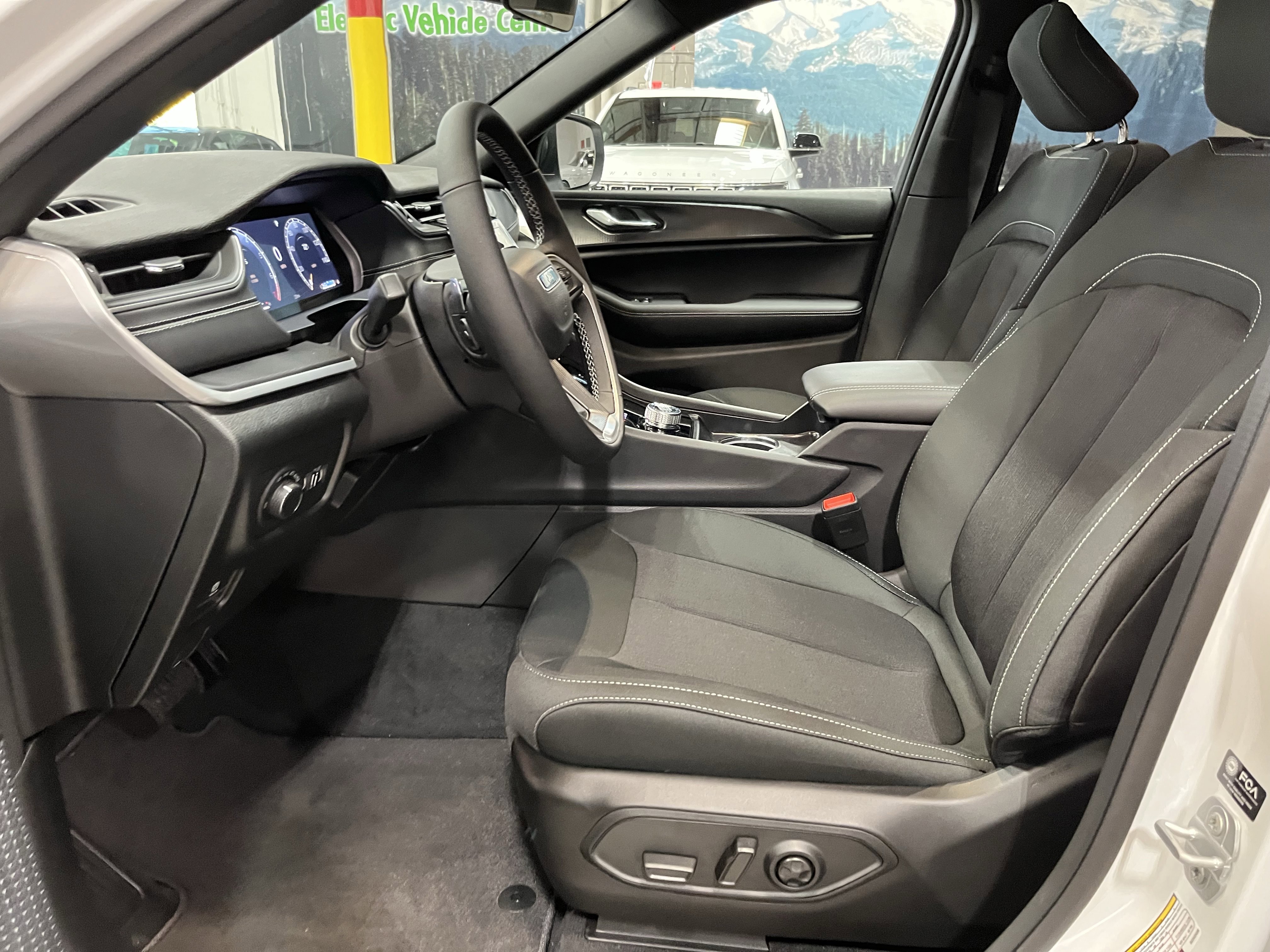 Certified 2025 Jeep Grand Cherokee Laredo w/ Luxury Tech Group I image 11