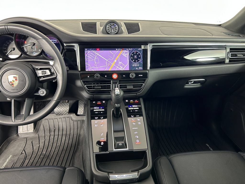 Certified 2025 Porsche Macan AWD/4WD image 19