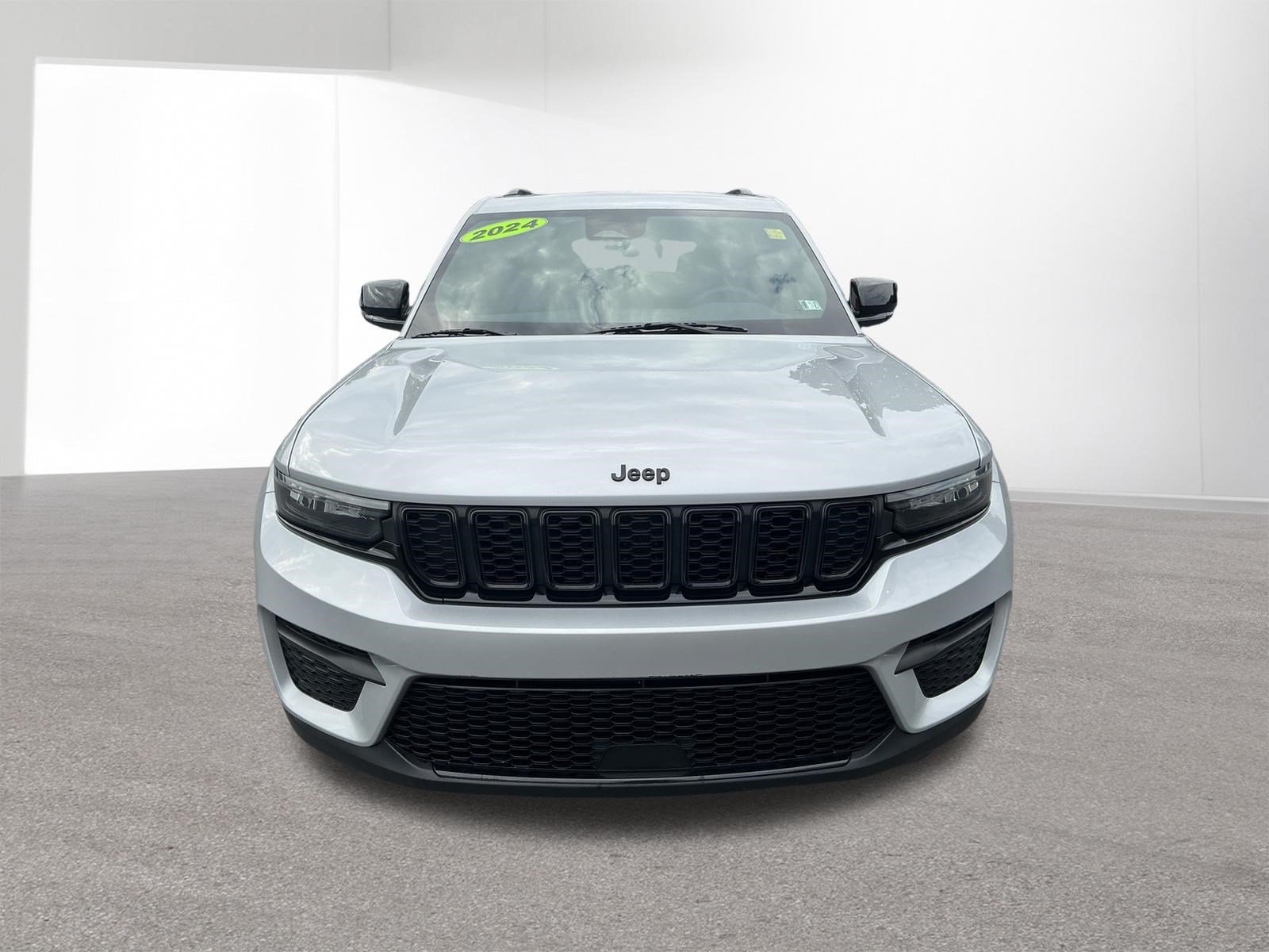 Used 2024 Jeep Grand Cherokee Altitude AWD/4WD image 8