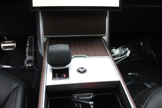 Used 2025 Land Rover Range Rover SE image 16