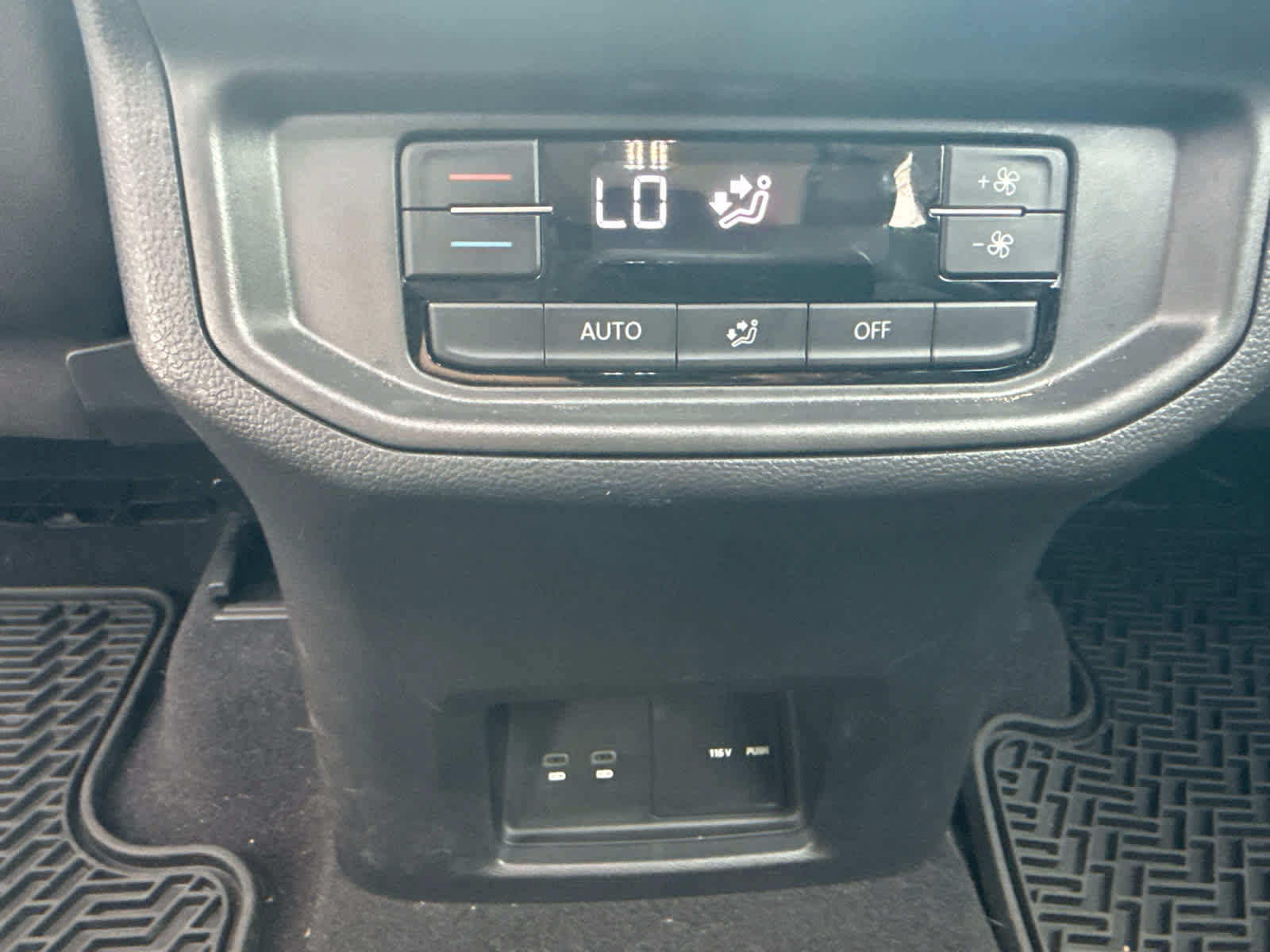 Certified 2024 Volkswagen Atlas SE FWD image 40