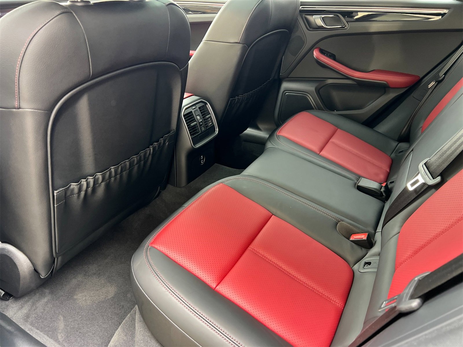 Used 2025 Porsche Macan image 14