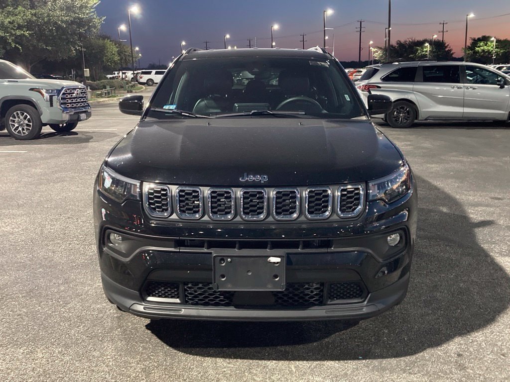 Used 2025 Jeep Compass Latitude AWD/4WD image 2