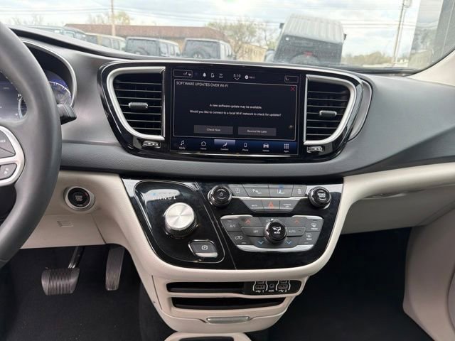 Used 2023 Chrysler Pacifica Touring-L FWD image 38