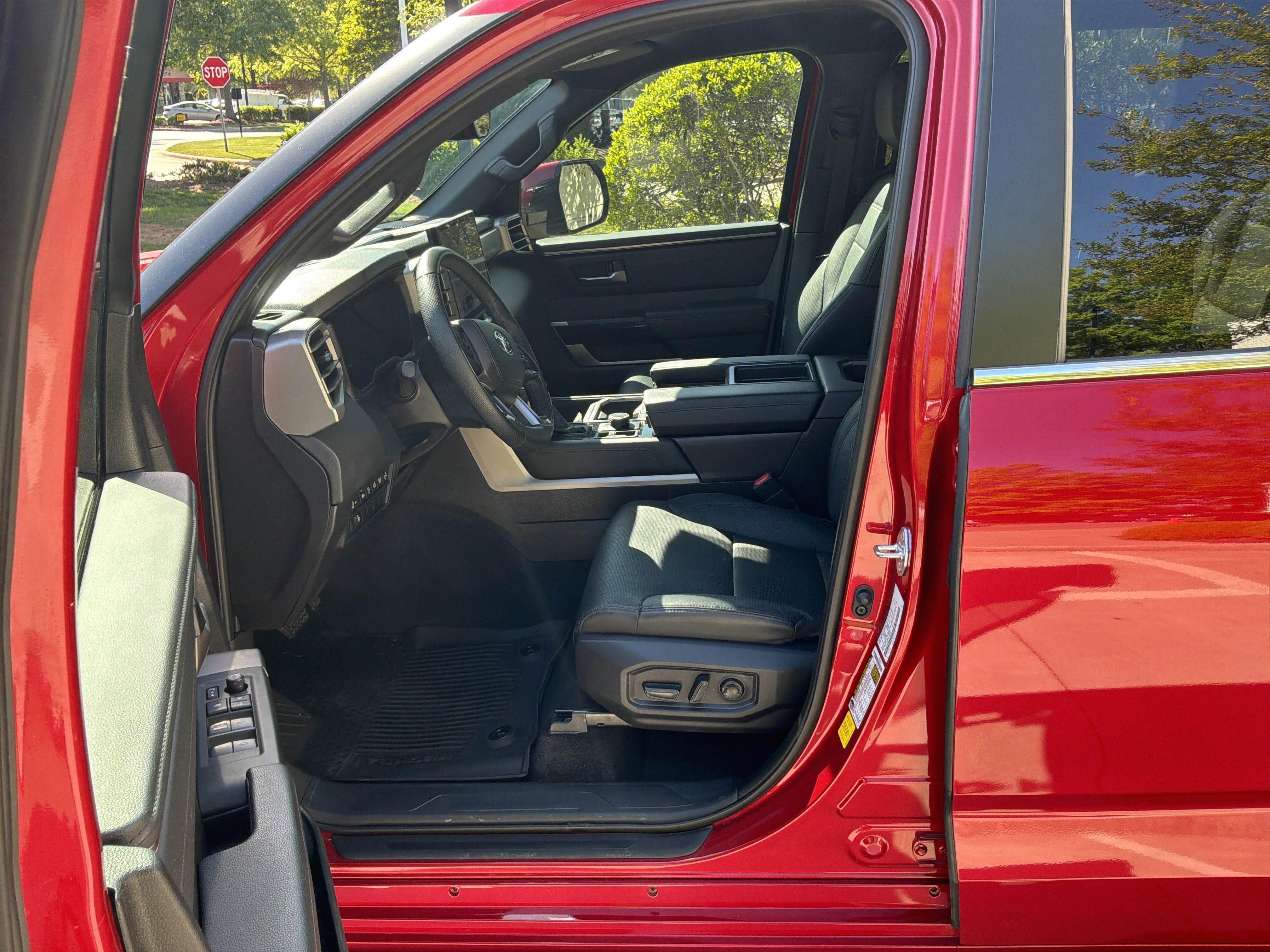 Used 2025 Toyota Tundra Limited AWD/4WD image 16