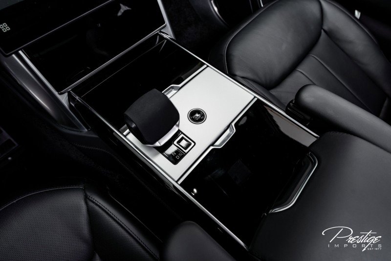 Used 2025 Land Rover Range Rover SE image 34