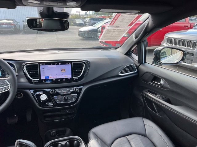 Used 2026 Chrysler Pacifica Select FWD image 42