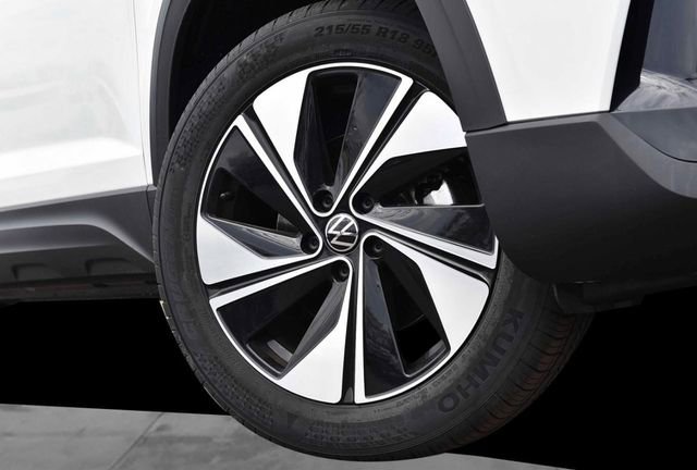 New 2025 Volkswagen Taos SE image 3