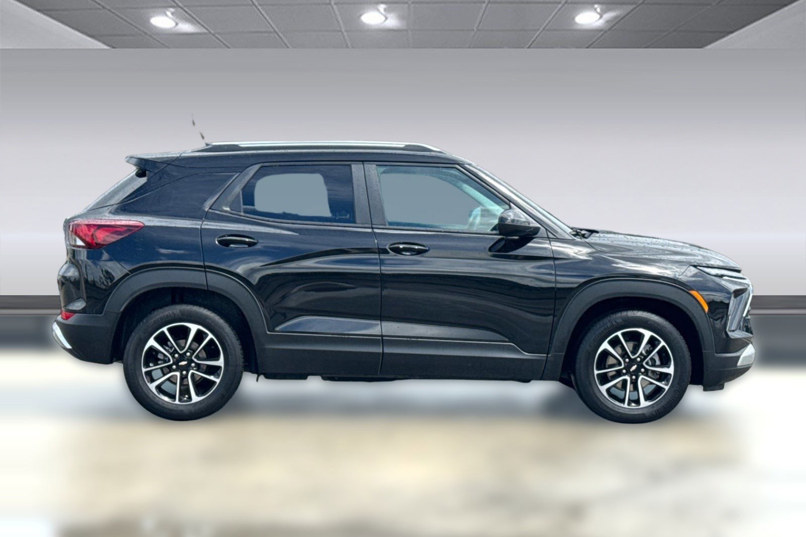 Used 2025 Chevrolet TrailBlazer LT image 2