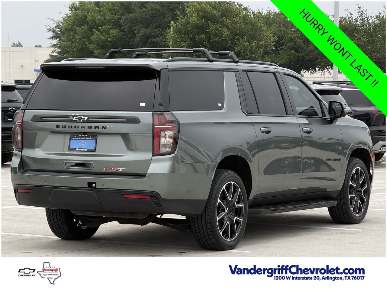 Certified 2024 Chevrolet Suburban RST w/ Luxury Package AWD/4WD image 4