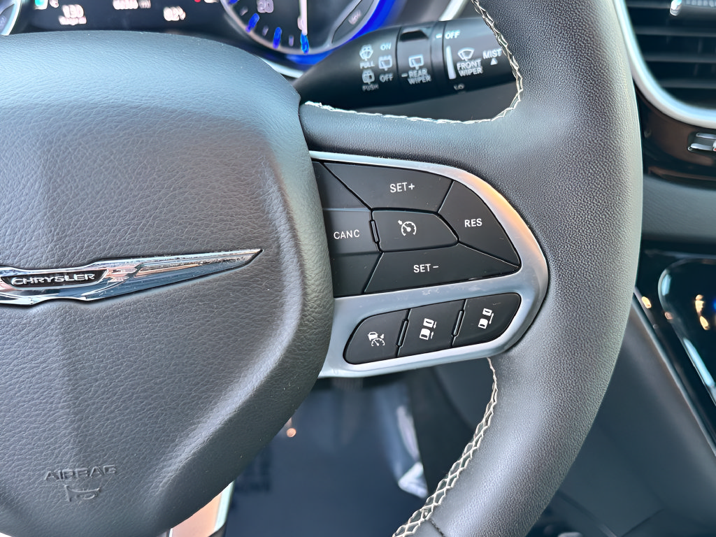 Used 2025 Chrysler Pacifica Select FWD image 14