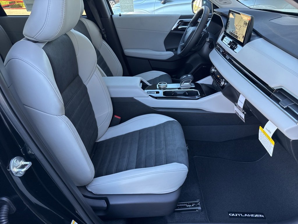 New 2025 Mitsubishi Outlander SE image 23