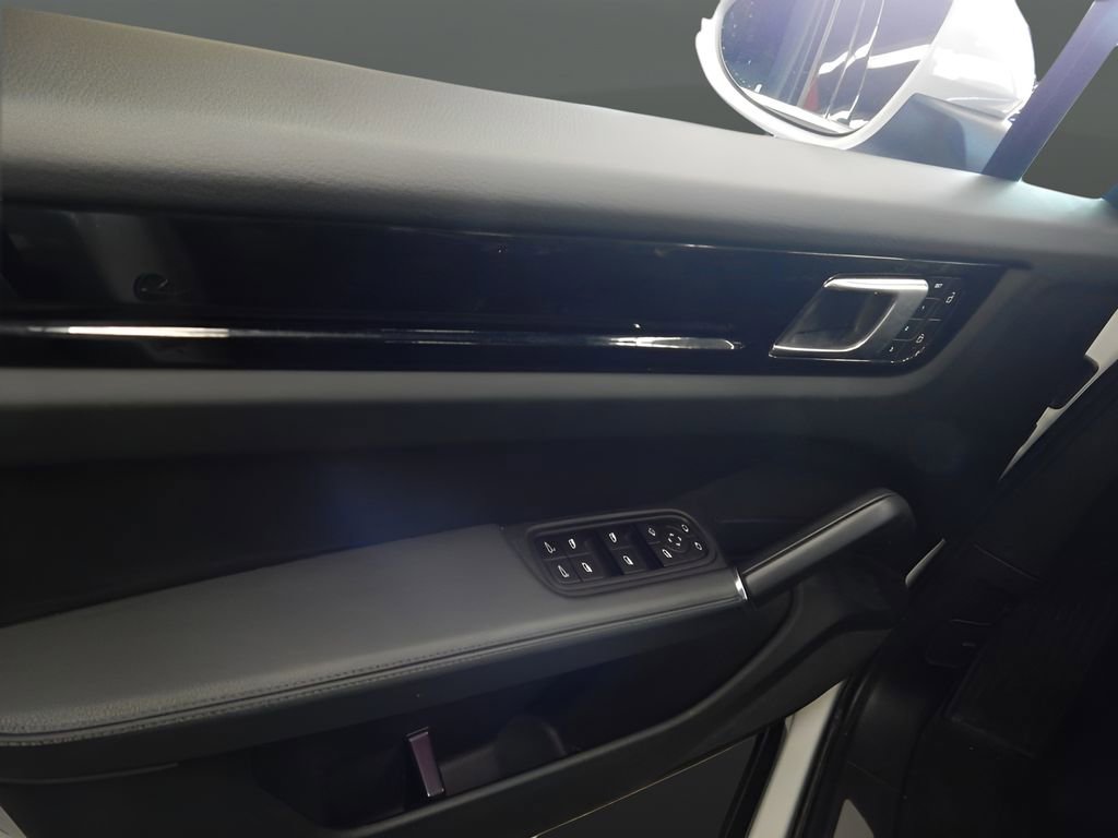 Used 2023 Porsche Cayenne image 13