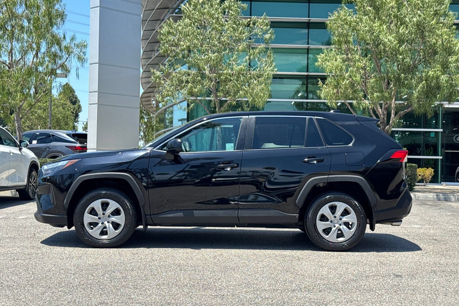 Used 2023 Toyota RAV4 LE FWD image 7