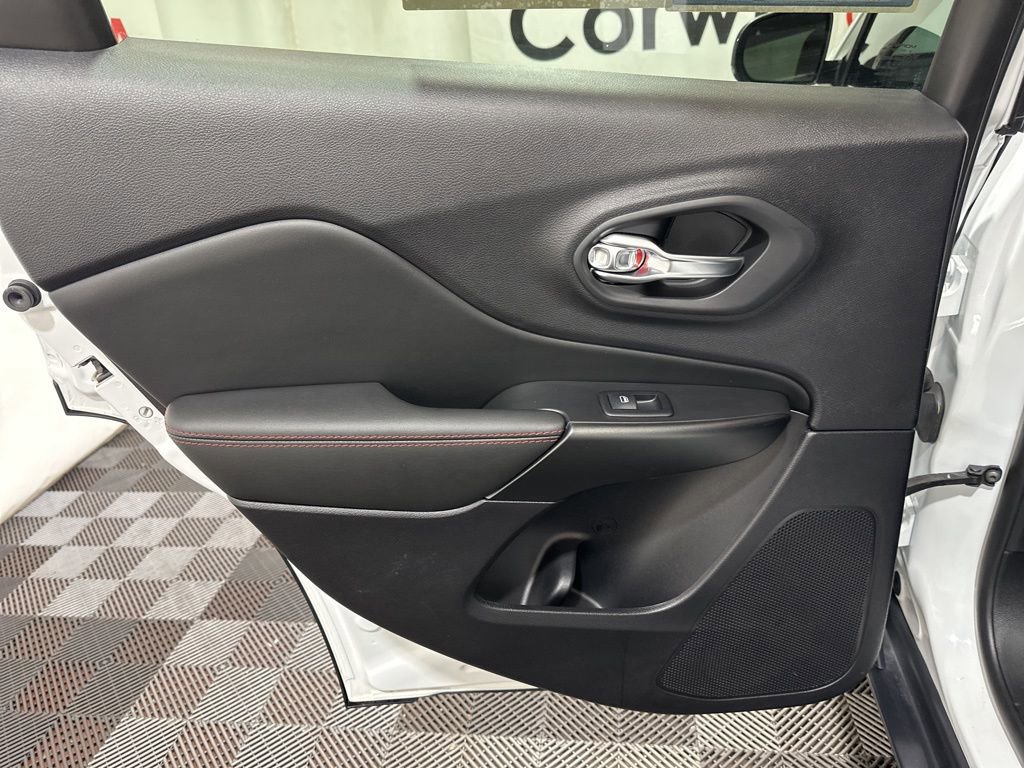 Used 2023 Jeep Cherokee Trailhawk image 17