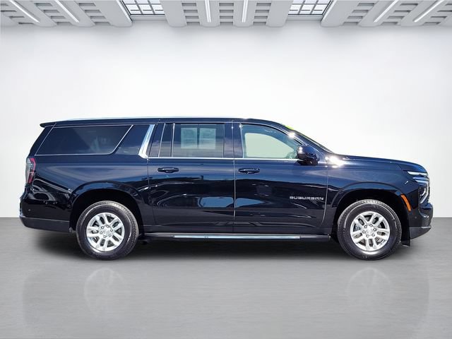 Used 2026 Chevrolet Suburban LT w/ Comfort Package AWD/4WD image 3
