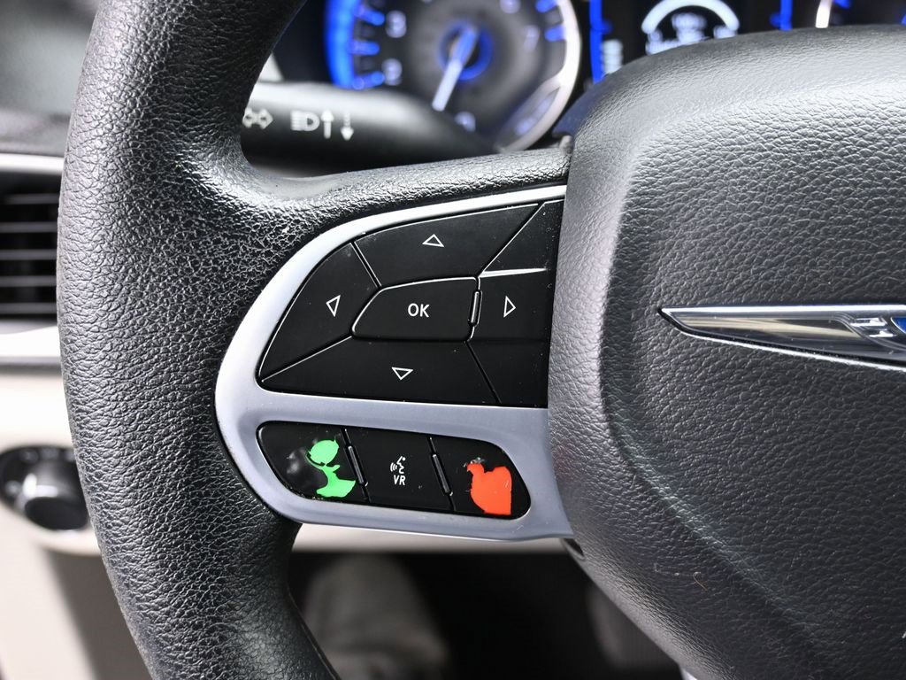 Used 2020 Chrysler Voyager L image 18