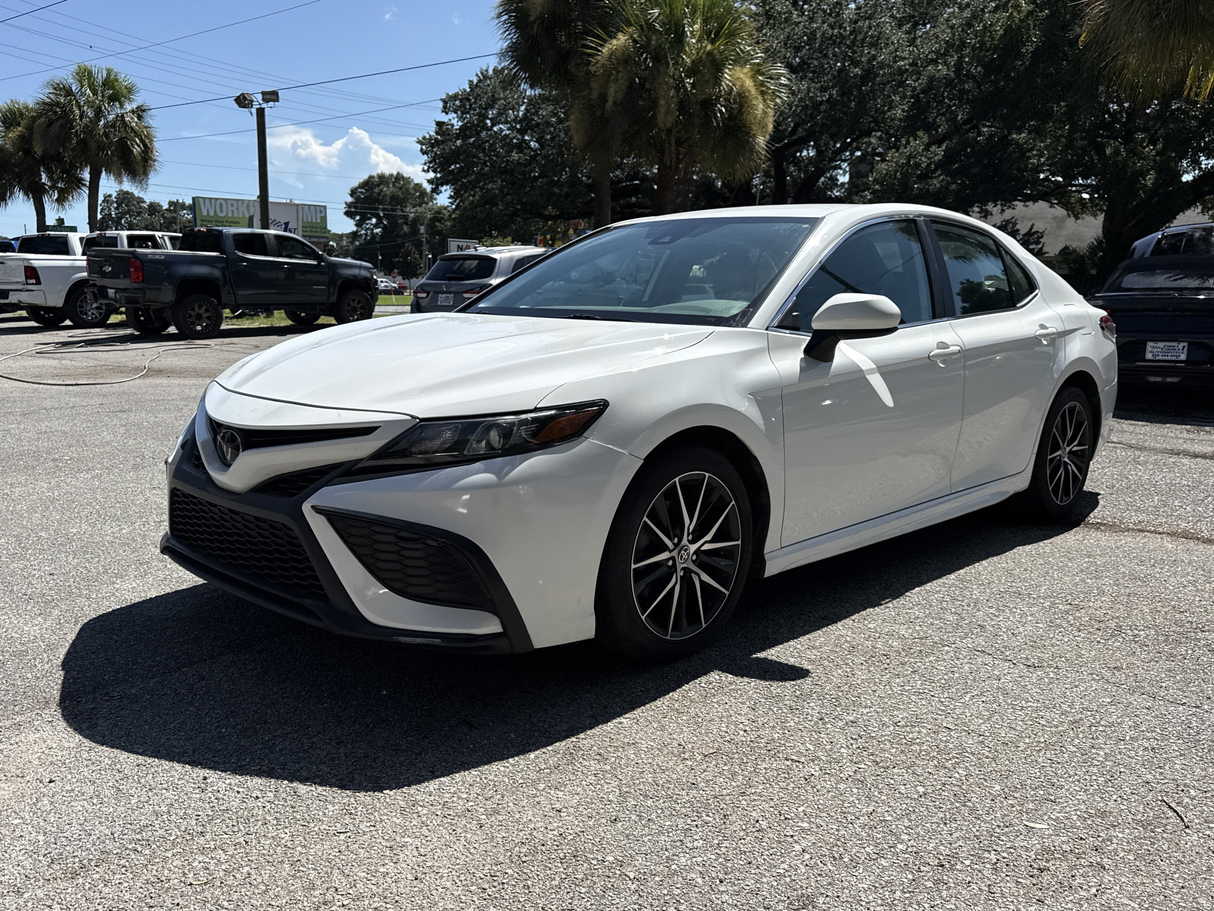 Used 2021 Toyota Camry SE FWD image 1