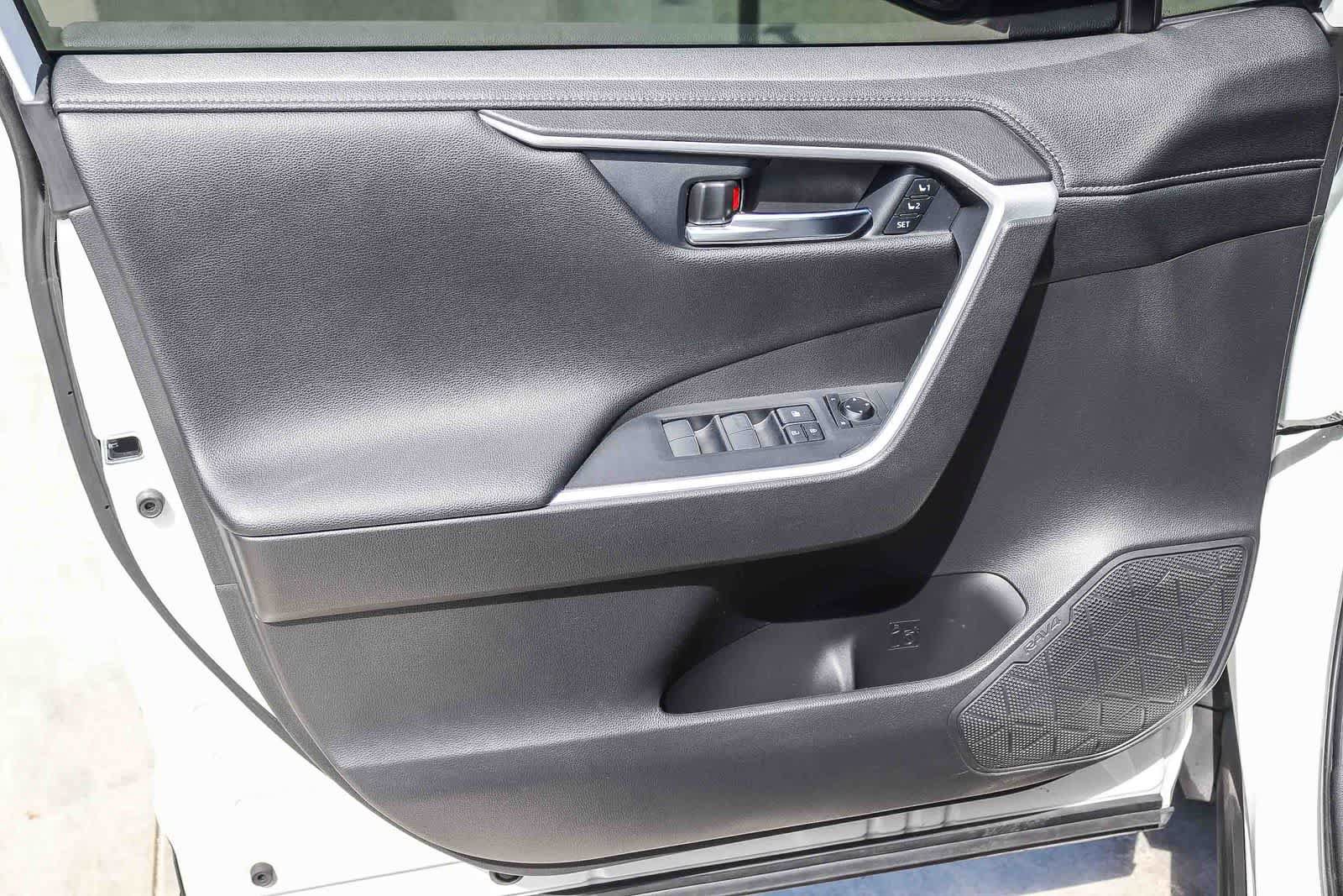 Used 2020 Toyota RAV4 Limited FWD image 21