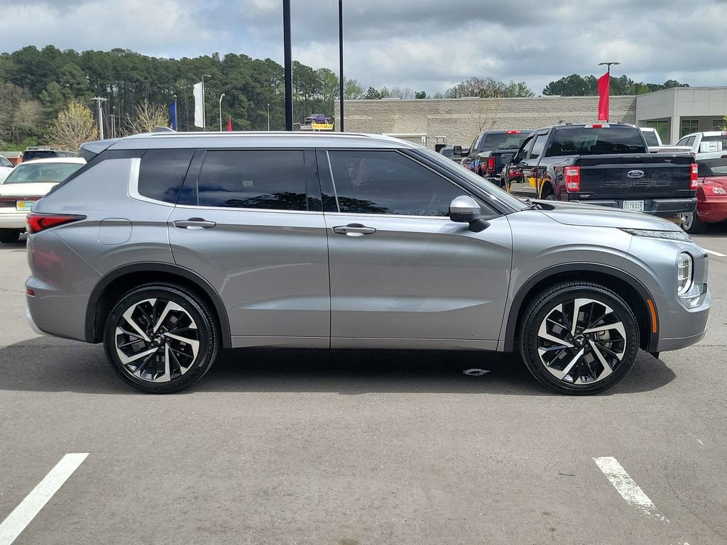 Used 2024 Mitsubishi Outlander SEL image 2