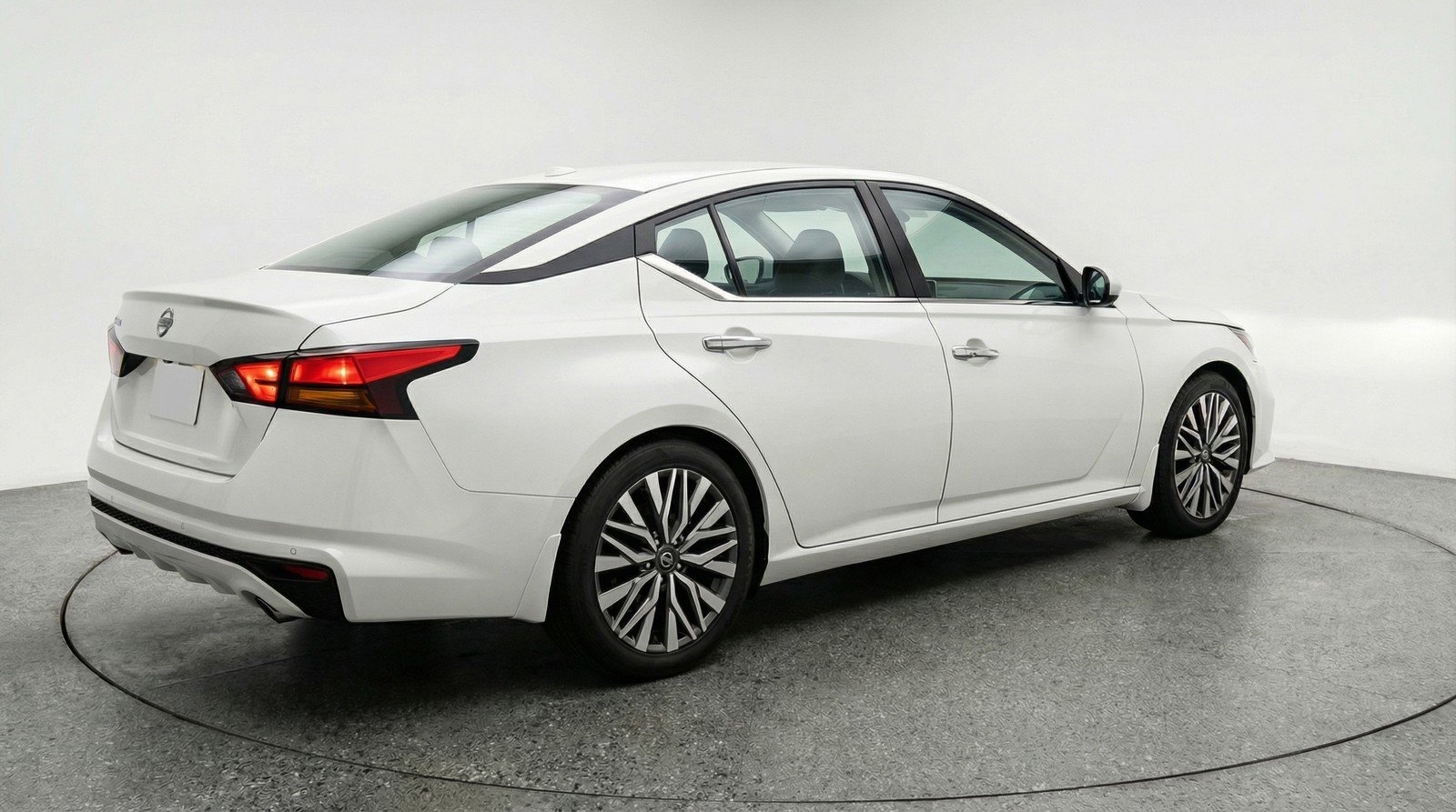 Used 2025 Nissan Altima 2.5 SV FWD image 9