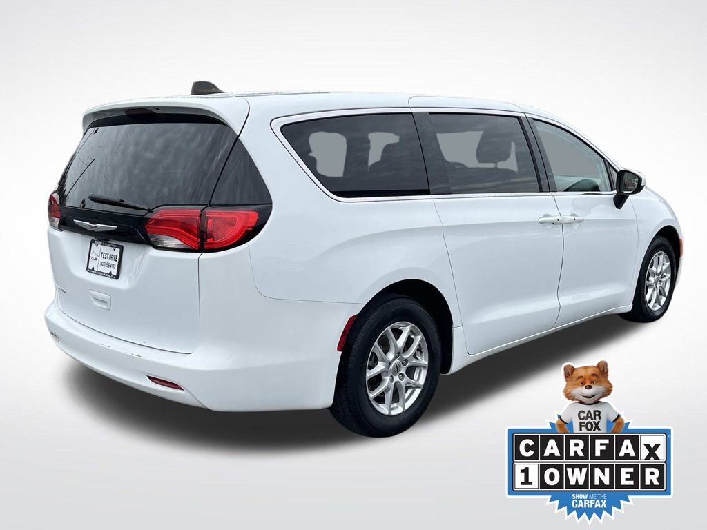 Used 2023 Chrysler Voyager LX image 3