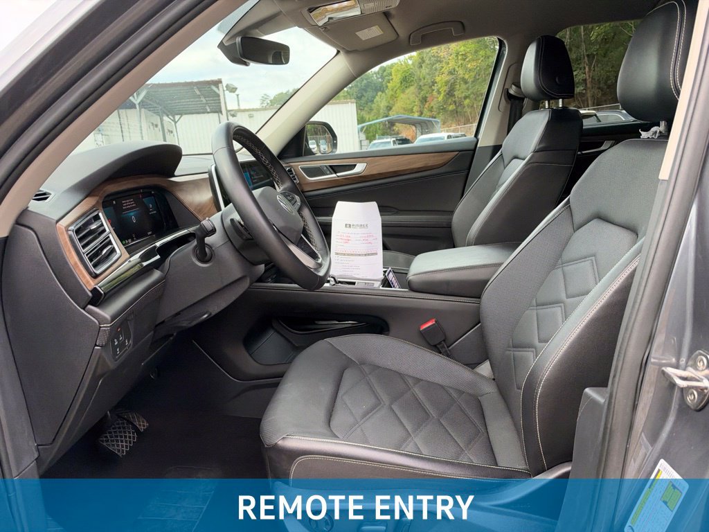 Used 2025 Volkswagen Atlas SE AWD/4WD image 4